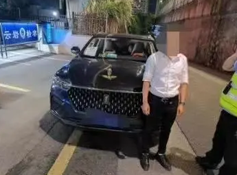 被查酒駕，他趕走代駕繼續(xù)開車，剛一轉(zhuǎn)角又碰上了執(zhí)勤交警