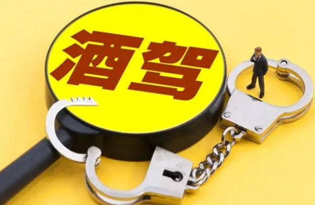 酒駕讓無駕照的女友來頂包……鄭州交警：罰！