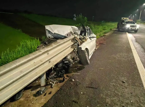 酒駕后別簽字，有用嗎？深夜，車頭“劈”成兩半！人不報(bào)警，車報(bào)了警......